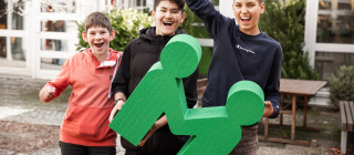 Gemaltes Bild, fröhliche Kinder beim Seilziehen Starke Kinder können für ihre Rechte eintreten.