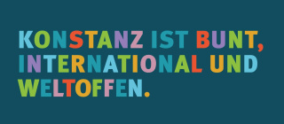 Gemaltes Bild, fröhliche Kinder beim Seilziehen Starke Kinder können für ihre Rechte eintreten.