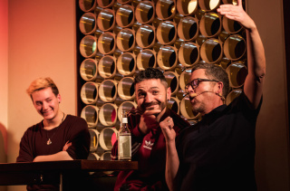 Julian Kratzer (v.l.) und Hakan Sanli beim Song von Harald Kühl