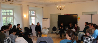 Gemaltes Bild, fröhliche Kinder beim Seilziehen Starke Kinder können für ihre Rechte eintreten.