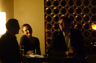 Polizeipräsident Ekkehard Falk (v.r.) und Puppenspielerin Magdalene Schäfer im Gespräch mit Moderator Harald Kühl