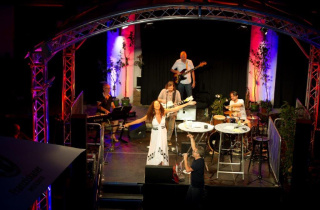 Die große Bühne beim 10. Jubiläum mit Be Ignacio & Band